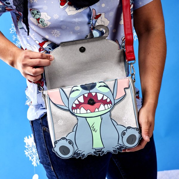 UMHÄNGETASCHE Stitch im Urlaub im Schnee – DISNEY LOUNGEFLY