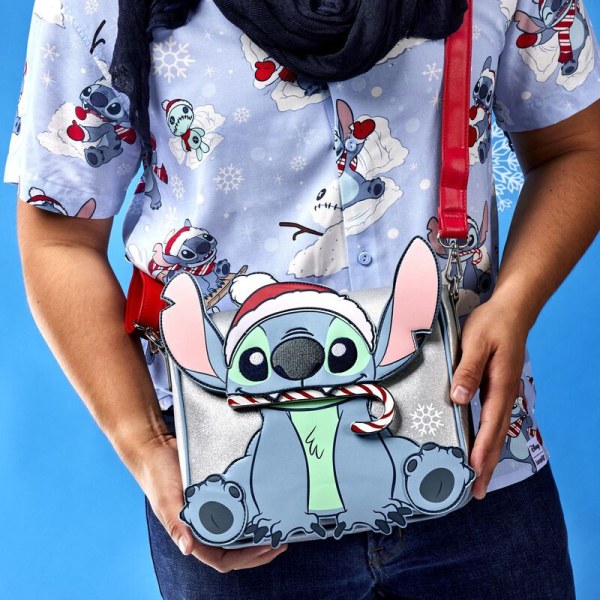 UMHÄNGETASCHE Stitch im Urlaub im Schnee – DISNEY LOUNGEFLY