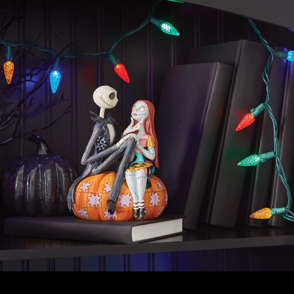 Jack und Sally auf einem Kürbis – Disney Traditions