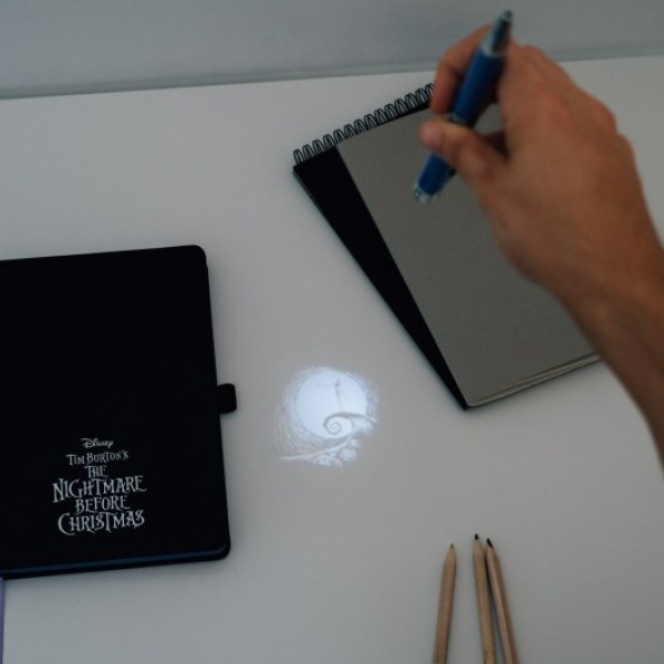 PREMIUM A5 NOTIZBUCH MIT PROJEKTOR-STIFT - DISNEY THE NIGHTMARE BEFORE CHRISTMAS