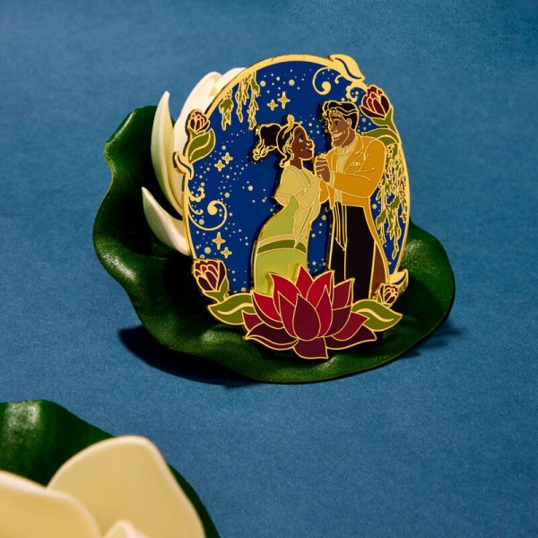 Tiana & Naveen leuchtende Sammelbox-Anstecknadel - DISNEY LOUNGEFLY Die Prinzessin und der Frosch zum 15. Jahrestag