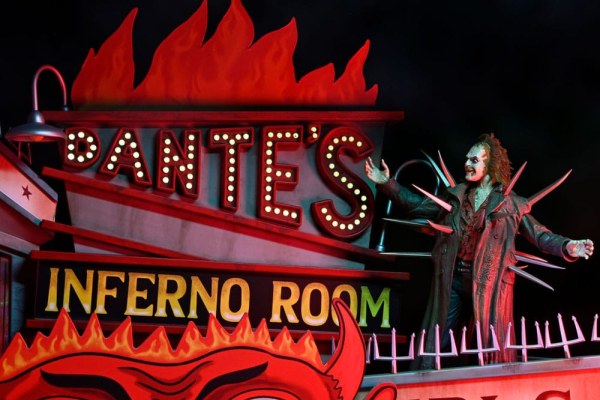Beetlejuice (1988) diorama Trenchcoat mit Spikes Inferno Room Deluxe Set