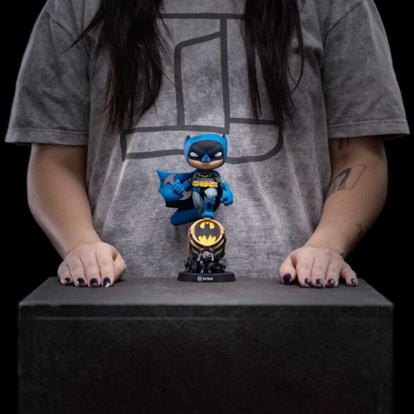 Batman-Figur Mini Co. PVC Batman auf Bat-Signal (Blaue Variante) 15 cm