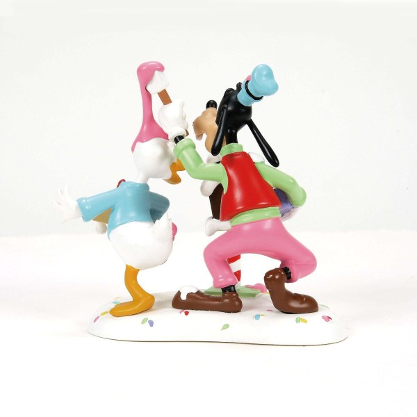 DONALD & GOOFY MACHEN EINE SAUEREI - DISNEY VILLAGE