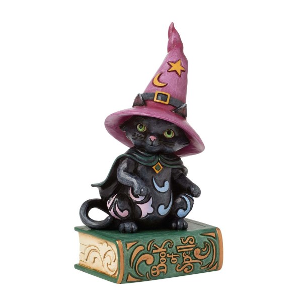 Schwarze Katze sitzt auf Zauberbuch - HEARTWOOD CREEK