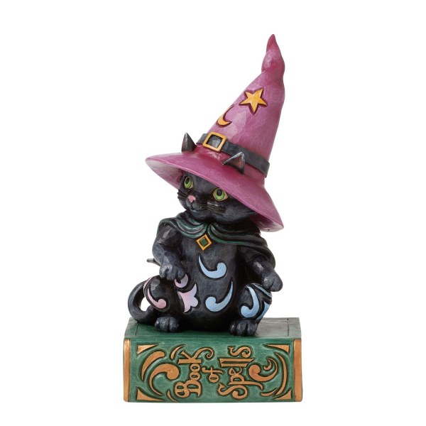 Schwarze Katze sitzt auf Zauberbuch - HEARTWOOD CREEK