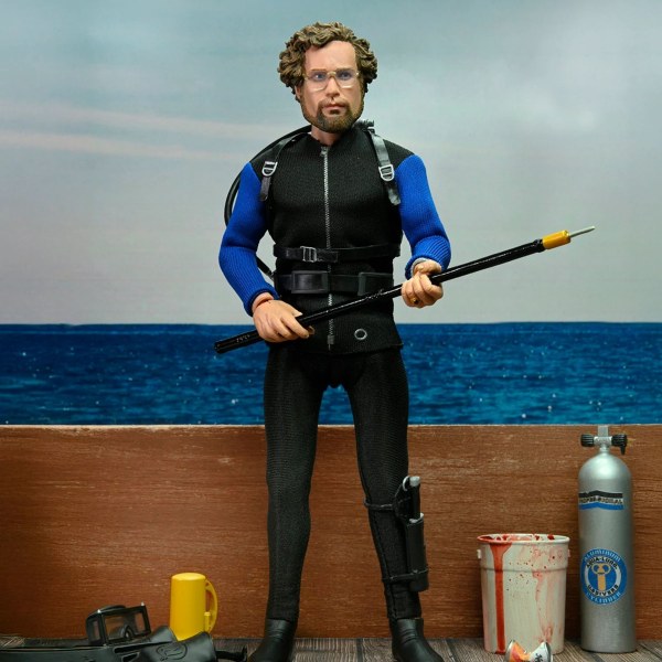 DER WEIßE HAI – 20 CM BEKLEIDETE ACTIONFIGUR – HOOPER (HAIKÄFIG)