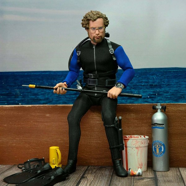 DER WEIßE HAI – 20 CM BEKLEIDETE ACTIONFIGUR – HOOPER (HAIKÄFIG)