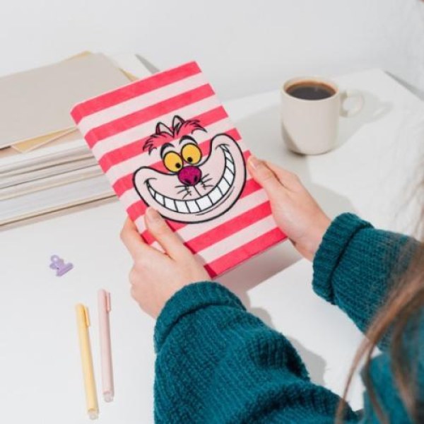 PREMIUM A5 NOTIZBUCH MIT PLÜSCHEINBAND, GINNERKATZE – DISNEY ALICE IM WUNDERLAND