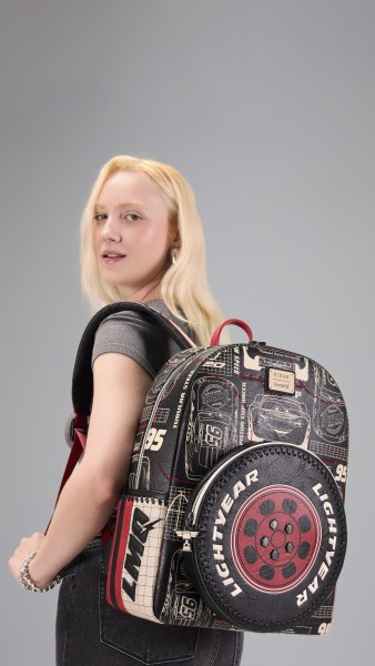 CARS RUCKSACK IN VOLLER GRÖSSE – DISNEY PIXAR LOUNGEFLY