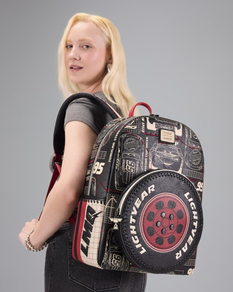 CARS RUCKSACK IN VOLLER GRÖSSE – DISNEY PIXAR LOUNGEFLY