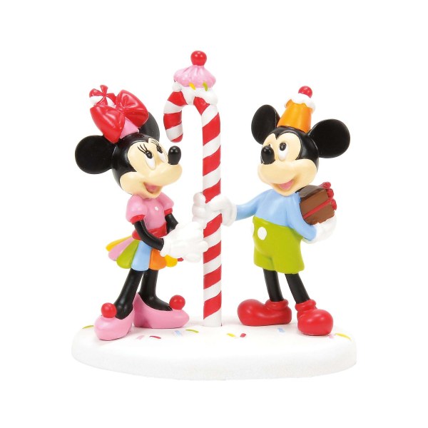 MICKEY & MINNIE TEILEN SICH EINE LECKEREI - DISNEY VILLAGE