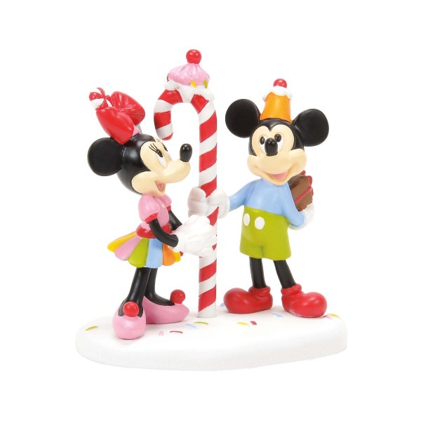 MICKEY & MINNIE TEILEN SICH EINE LECKEREI - DISNEY VILLAGE