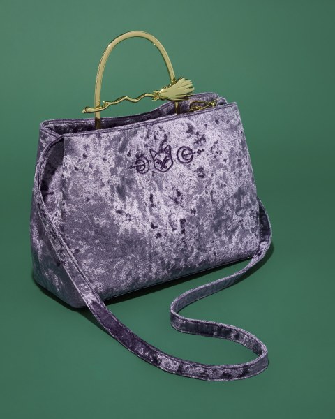 SAMTHANDTASCHE MIT BESENGRIFF – DISNEY LOUNGEFLY HOCUS POCUS