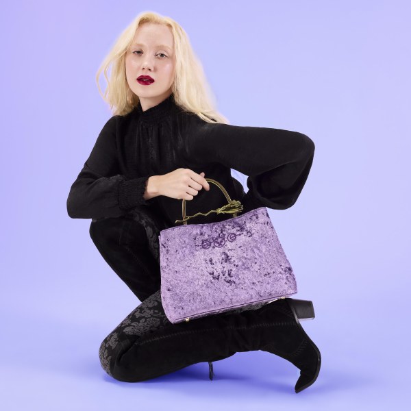 SAMTHANDTASCHE MIT BESENGRIFF – DISNEY LOUNGEFLY HOCUS POCUS
