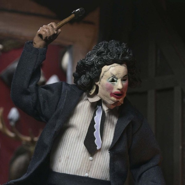 TEXAS CHAINSAW MASSACRE – 20 cm große, bekleidete Figur – Leatherface mit Pretty Woman Maske in Fensterbox