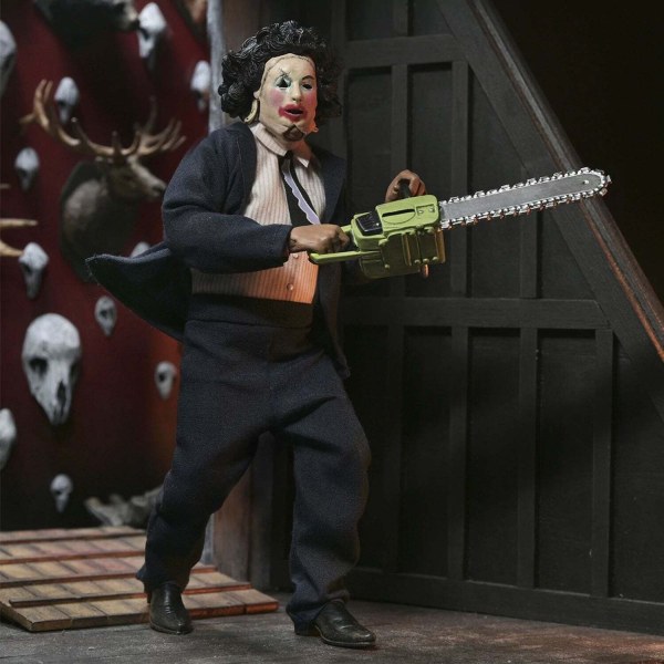 TEXAS CHAINSAW MASSACRE – 20 cm große, bekleidete Figur – Leatherface mit Pretty Woman Maske in Fensterbox