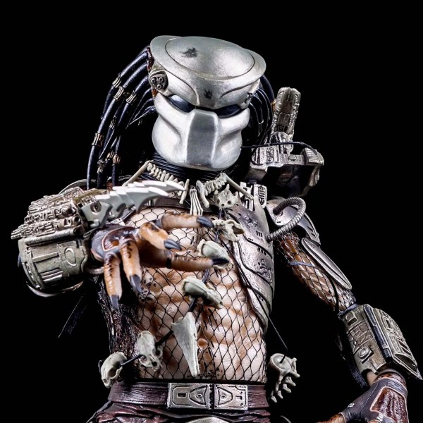 PREDATOR - FIGUR IM MAßSTAB ¼ - JUNGLE HUNTER PREDATOR MIT LED-LICHTERN