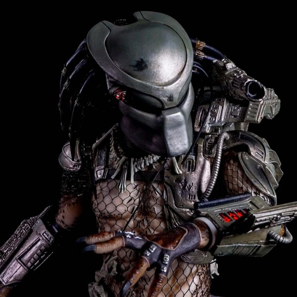 PREDATOR - FIGUR IM MAßSTAB ¼ - JUNGLE HUNTER PREDATOR MIT LED-LICHTERN