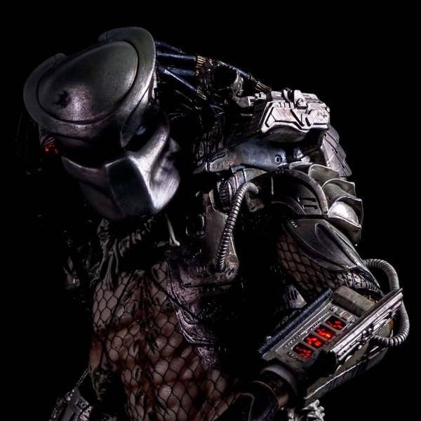 PREDATOR - FIGUR IM MAßSTAB ¼ - JUNGLE HUNTER PREDATOR MIT LED-LICHTERN