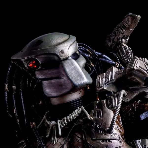 PREDATOR - FIGUR IM MAßSTAB ¼ - JUNGLE HUNTER PREDATOR MIT LED-LICHTERN