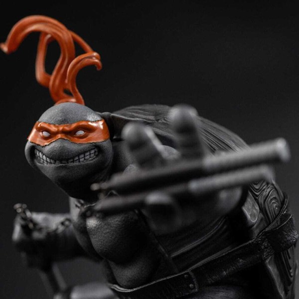Ninja Turtles-Figur im Maßstab 1:10, Art Scale, Michelangelo-Schwarz-Weiß-Variante, 26 cm