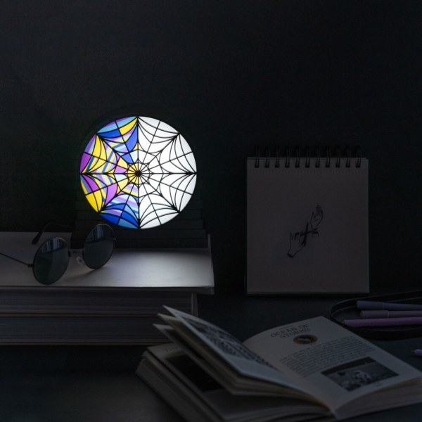Wednesday Lampe – Fenster der Ophelia-Halle