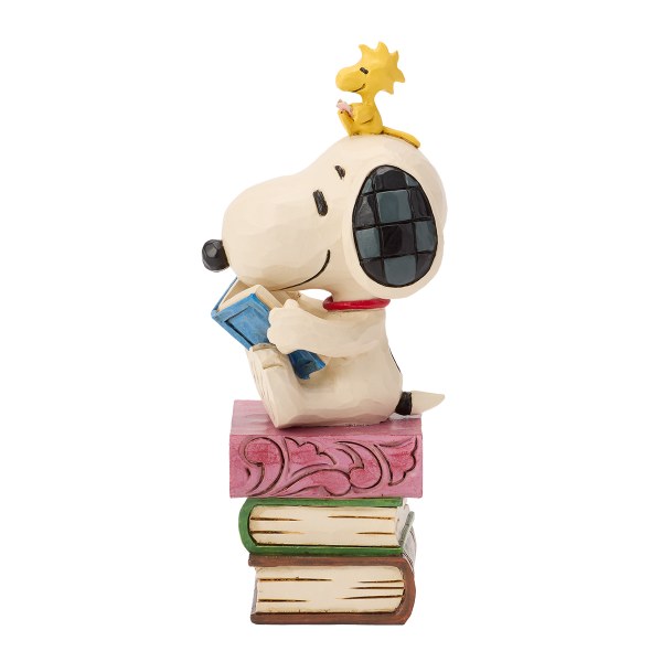 Snoopy liest auf einem Bücherstapel – Peanuts