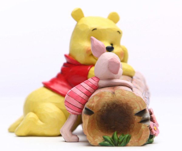 WINNIE UND FERKEL AUF DEM BAUMSTAMM – DISNEY TRADITIONS