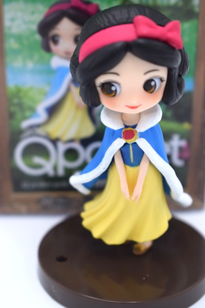 MINI SCHNEEWITTCHEN MIT MANTEL - DISNEY Q POSKET