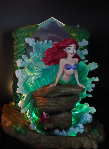 DIE KLEINE MEERJUNGFRAU LEUCHTET – DISNEY-Vitrine