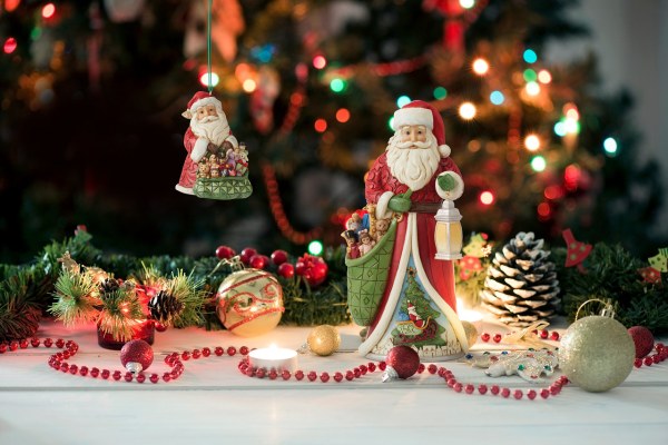 ORNAMENT-WEIHNACHTSMANN MIT SEINER SPIELZEUGKAPUZE - JIM SHORE HEARTWOOD CREEK