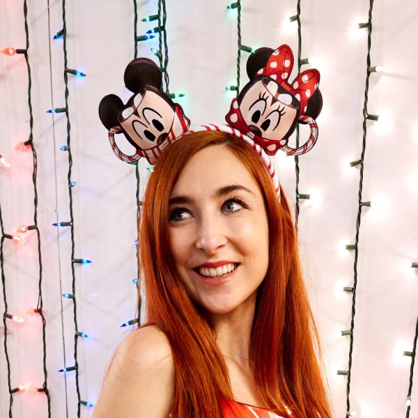 MINI-RUCKSACK UND STIRNBAND BECHER „MICKEY UND FRIENDS“ – DISNEY LOUNGEFLY