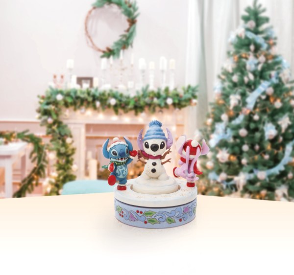 STITCH & ANGEL BAUEN EINEN ROTIERENDEN SCHNEEMANN – DISNEY TRADITIONS