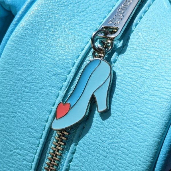 CINDERELLA MINI-RUCKSACK AUS BUNTGLAS – DISNEY LOUNGEFLY