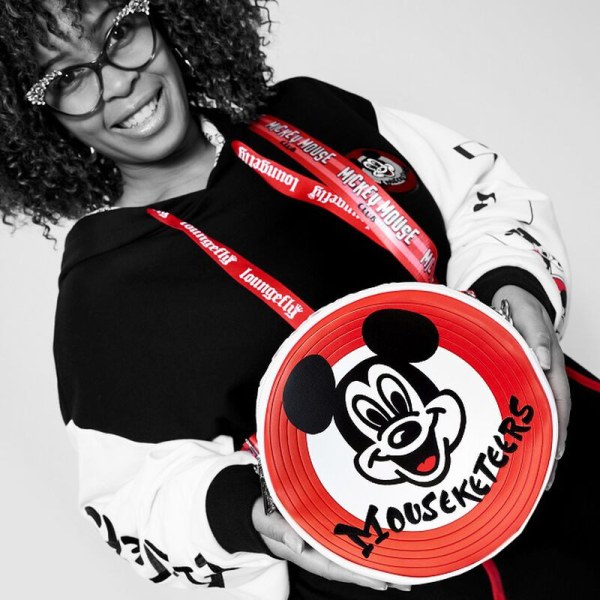 DISNEY100 MICKEY MOUSEKETEER UMHÄNGETASCHE – DISNEY LOUNGEFLY