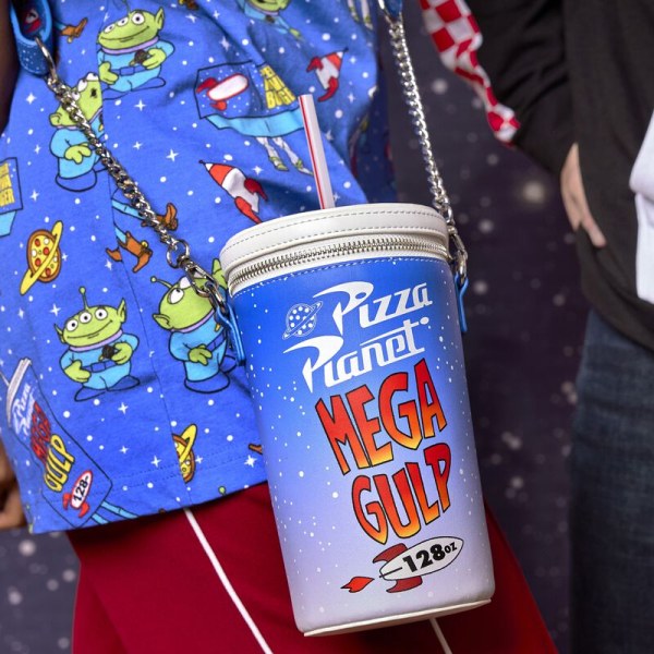 TOY STORY PIZZA PLANET MEGA GLUP UMHÄNGETASCHE – DISNEY PIXAR LOUNGEFLY