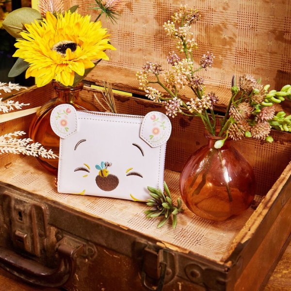 WINNIE THE POOH BRIEFTASCHE COSPLAY FOLK FLORAL – DISNEY LOUNGEFLY