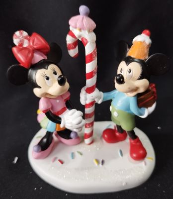 MICKEY & MINNIE TEILEN SICH EINE LECKEREI - DISNEY VILLAGE