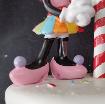 MICKEY & MINNIE TEILEN SICH EINE LECKEREI - DISNEY VILLAGE
